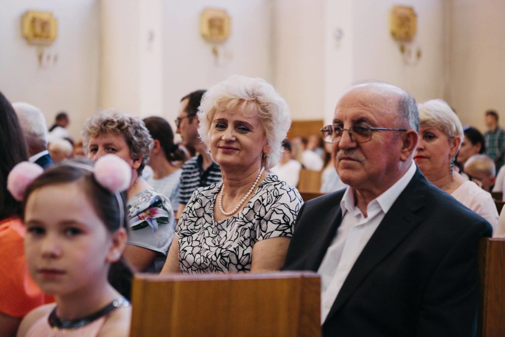 Zdjęcie przedstawia Chrzest Święty w Warszawie w kościele Św. Włodzimierze w Warszawie. Zdjęcie ukazuje dziadków.