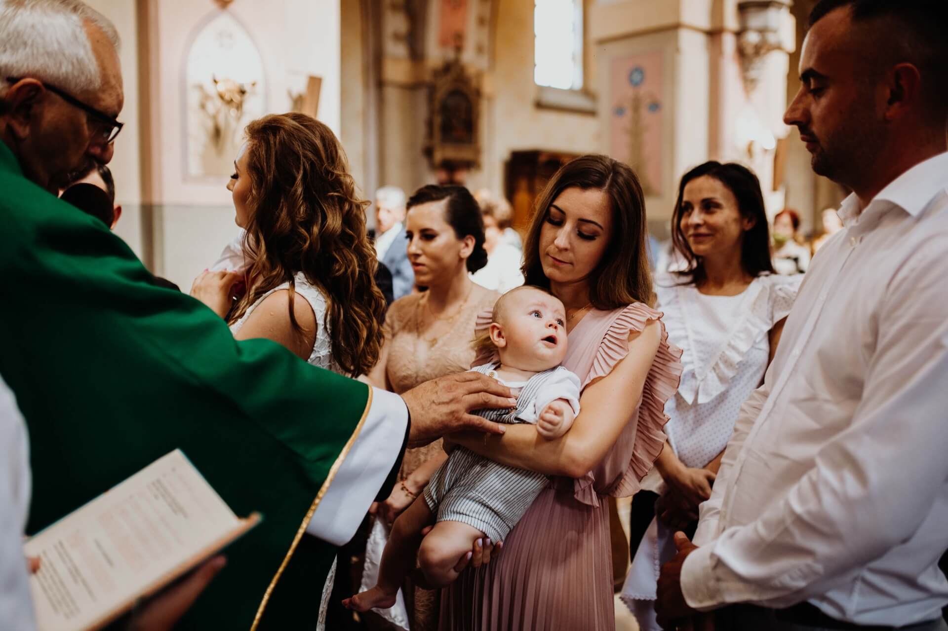 Zdjęcie przedstawiające ceremonie chrztu świętego.